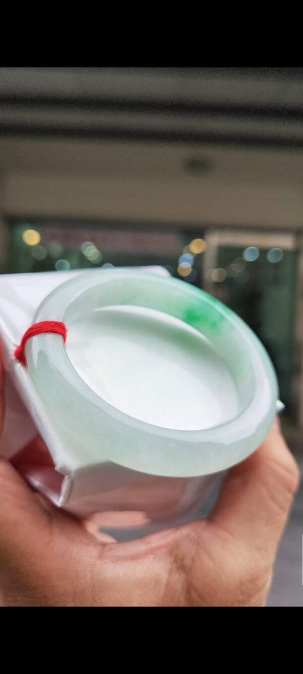 ✨   冰種飄陽綠 正圈厚庄手鐲

💚 天然緬甸玉A貨