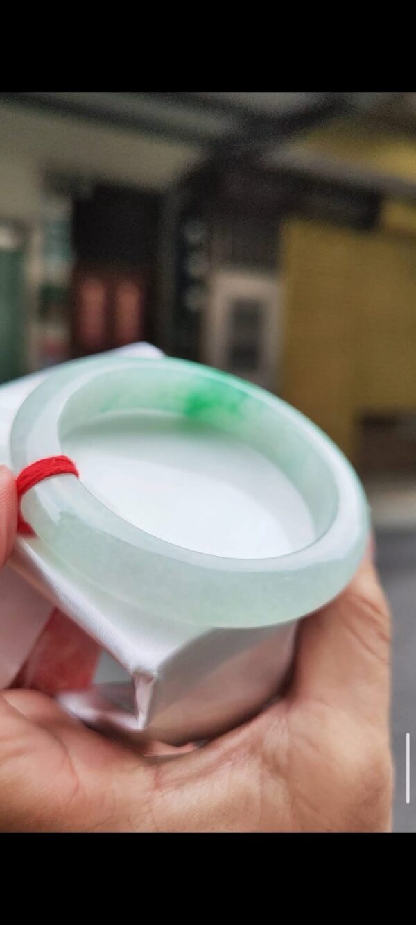 ✨   冰種飄陽綠 正圈厚庄手鐲

💚 天然緬甸玉A貨