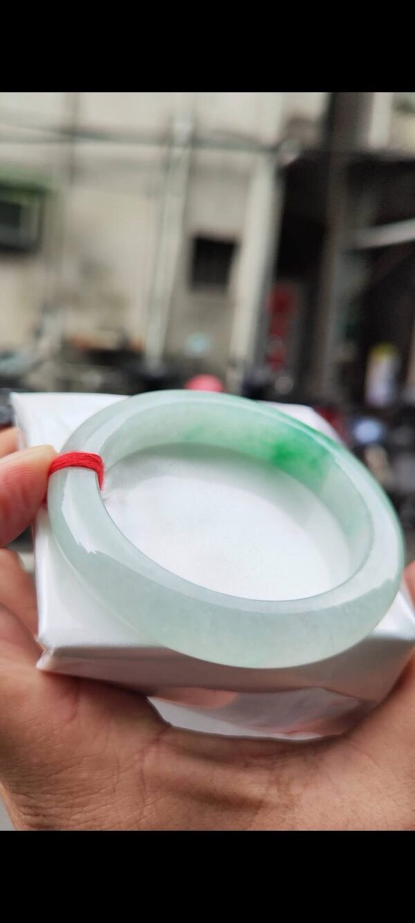 ✨   冰種飄陽綠 正圈厚庄手鐲

💚 天然緬甸玉A貨