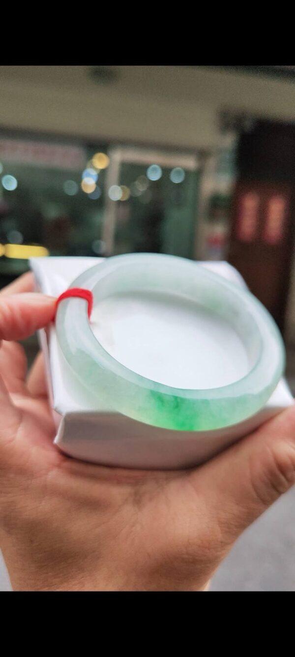 ✨   冰種飄陽綠 正圈厚庄手鐲

💚 天然緬甸玉A貨