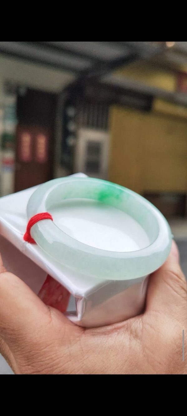 ✨   冰種飄陽綠 正圈厚庄手鐲

💚 天然緬甸玉A貨