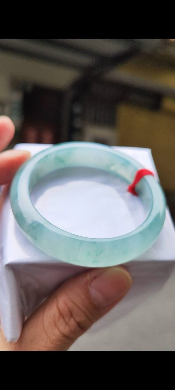 ✨   冰種藍水飄花 正圈手鐲

💚 天然緬甸玉A貨