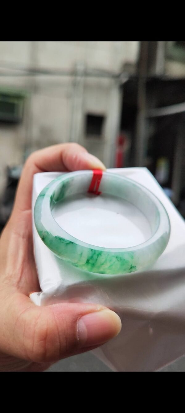 ✨  冰透飄陽綠 正圈手鐲

💚 天然緬甸玉A貨
