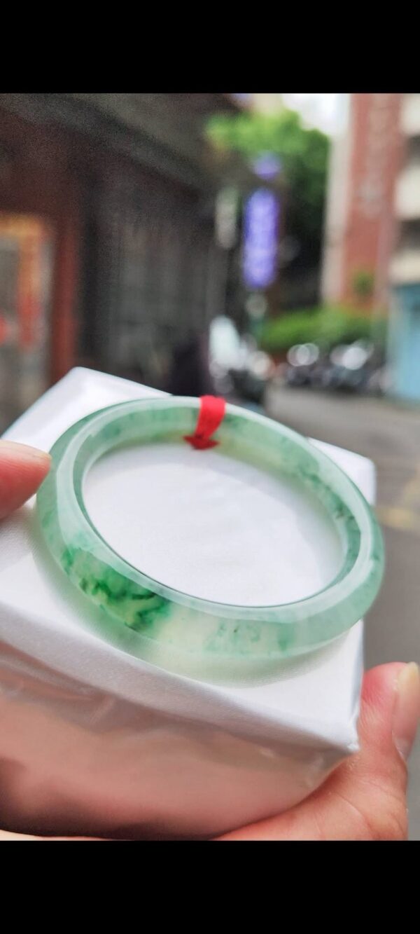 ✨  玻璃種飄陽綠 正圈厚庄手鐲

💚 天然緬甸玉A貨