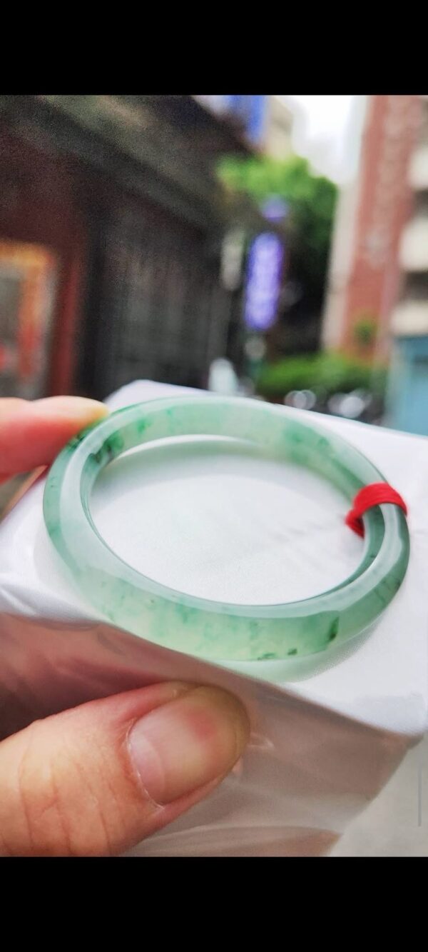 ✨  玻璃種飄陽綠 正圈厚庄手鐲

💚 天然緬甸玉A貨