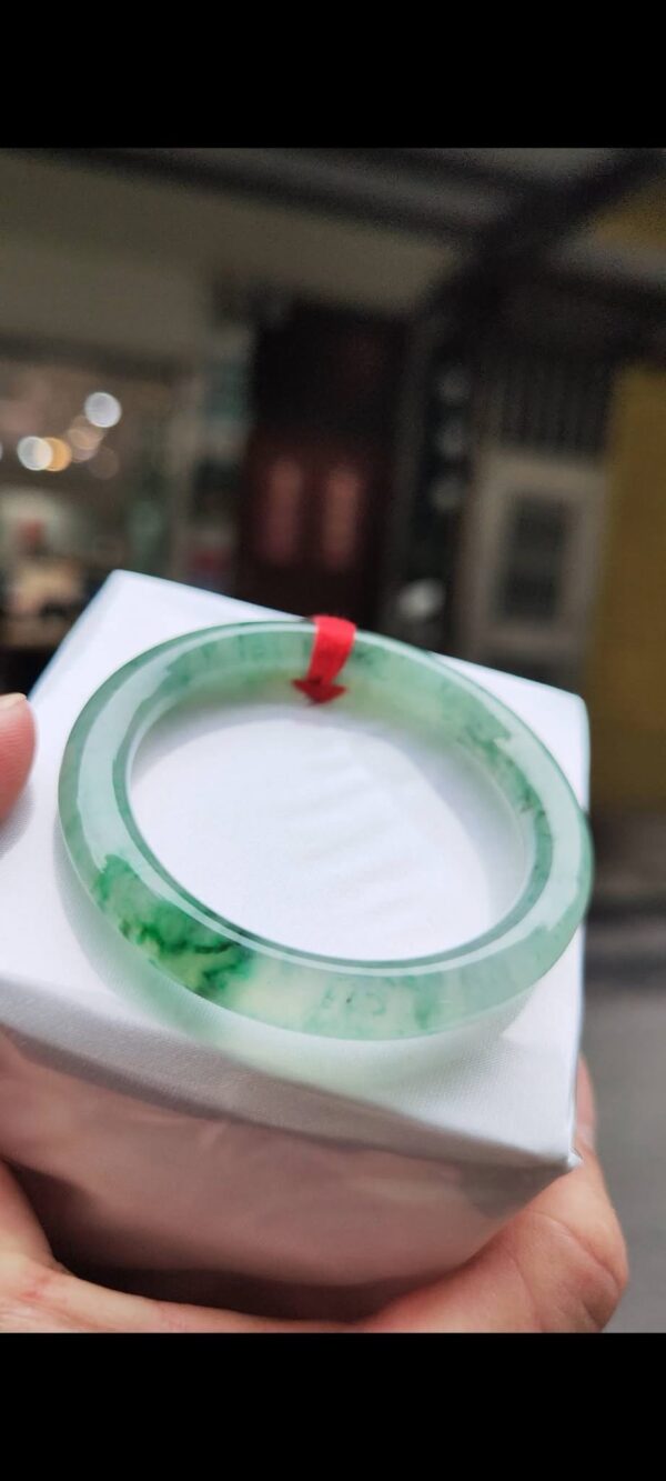 ✨  玻璃種飄陽綠 正圈厚庄手鐲

💚 天然緬甸玉A貨