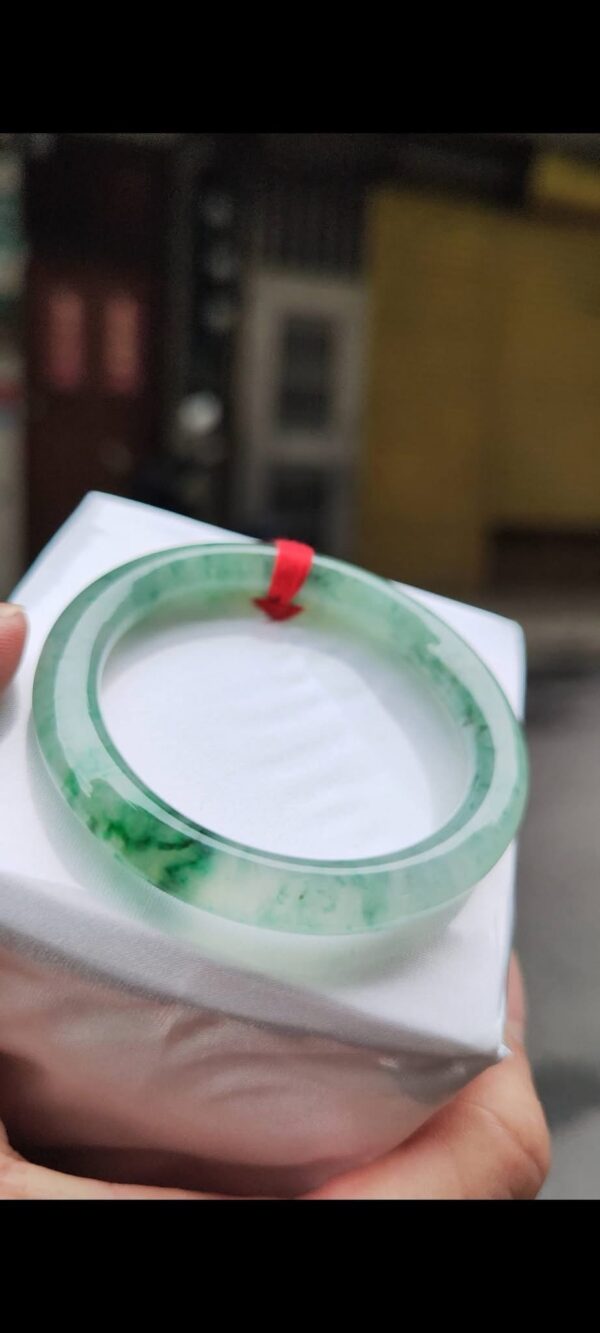 ✨  玻璃種飄陽綠 正圈厚庄手鐲

💚 天然緬甸玉A貨