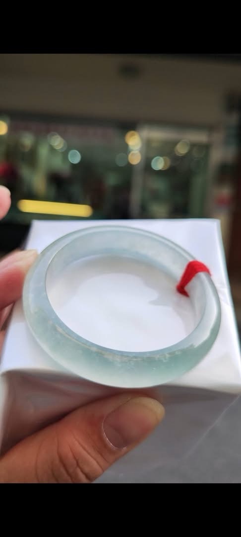 ✨ 木拿放光玻璃種 正圈手鐲

💚 天然緬甸玉A貨