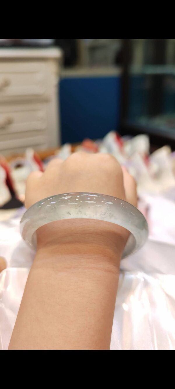 ✨ 木拿放光玻璃種 正圈手鐲

💚 天然緬甸玉A貨