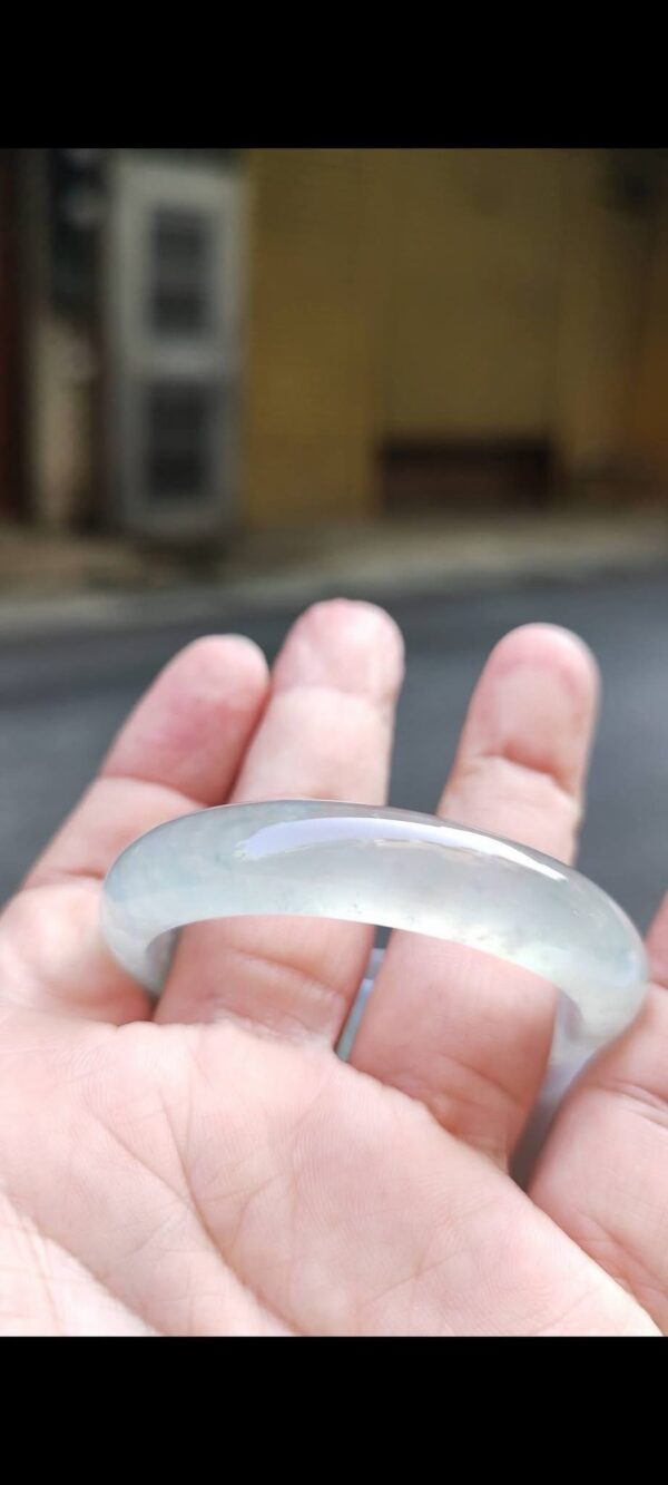 ✨ 木拿放光玻璃種 正圈手鐲

💚 天然緬甸玉A貨