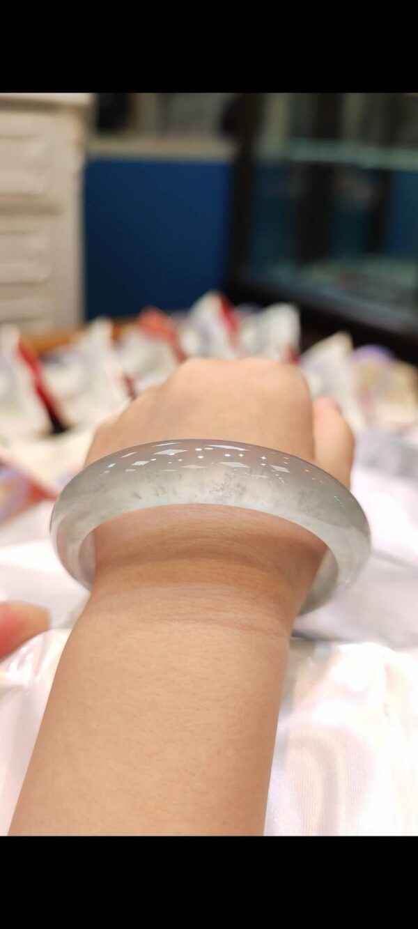 ✨ 木拿放光玻璃種 正圈手鐲

💚 天然緬甸玉A貨