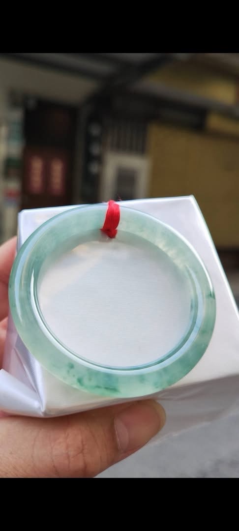 ✨ 放光玻璃種飄綠花 正圈圓骨手鐲