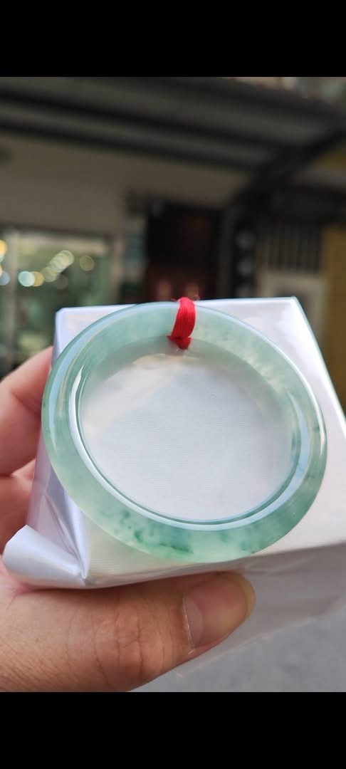 ✨ 放光玻璃種飄綠花 正圈圓骨手鐲