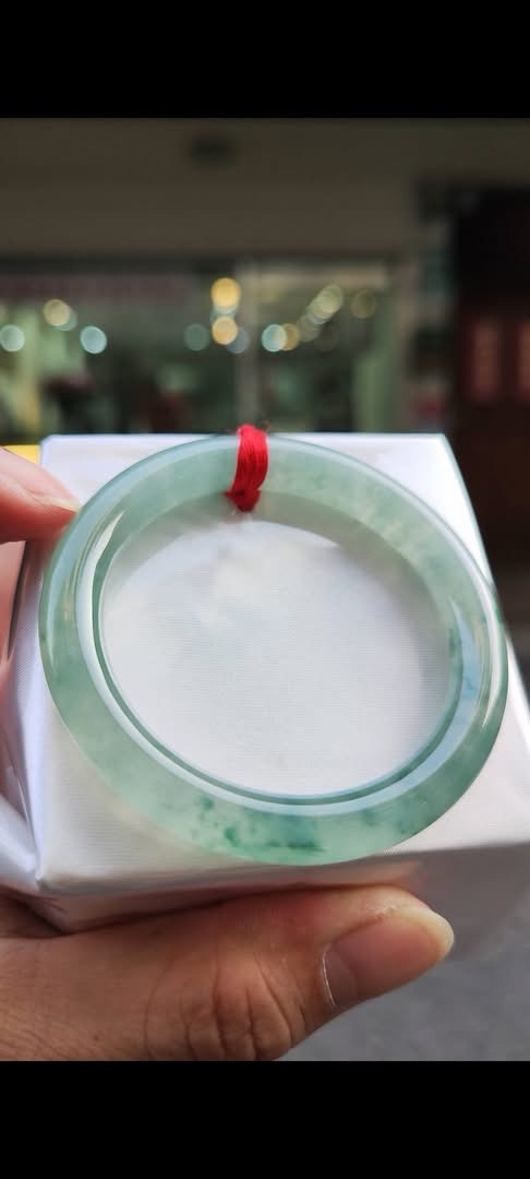 ✨ 放光玻璃種飄綠花 正圈圓骨手鐲