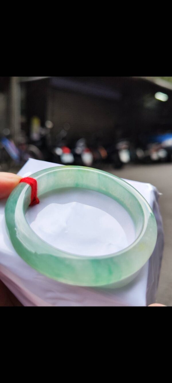 ✨ 放光玻璃種飄綠 正圈手鐲

💚 天然緬甸玉A貨