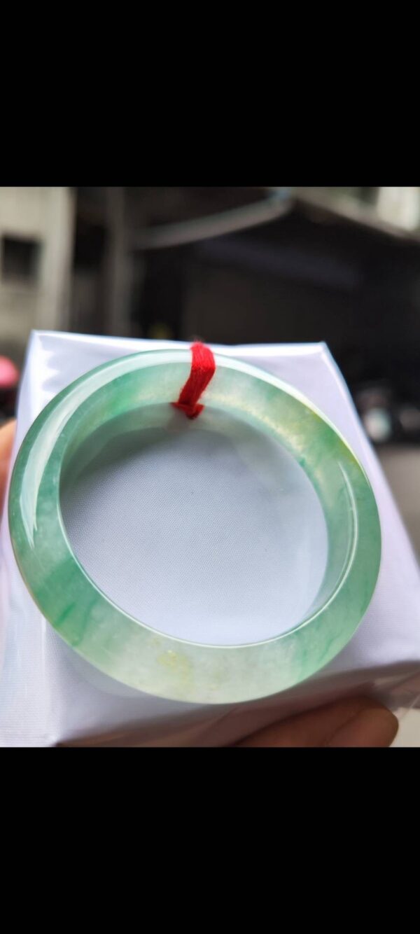 ✨ 放光玻璃種飄綠 正圈手鐲

💚 天然緬甸玉A貨