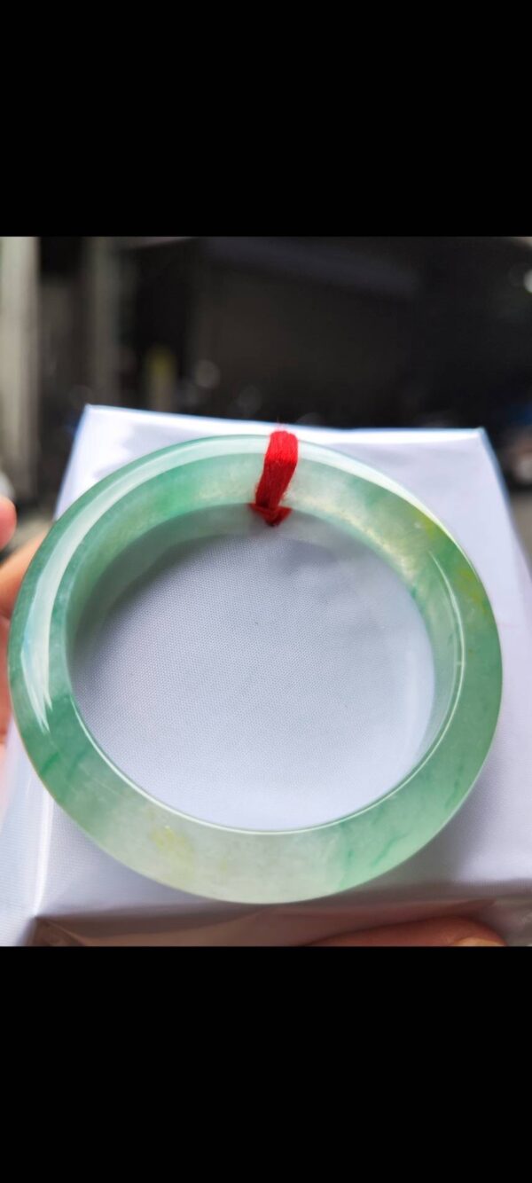 ✨ 放光玻璃種飄綠 正圈手鐲

💚 天然緬甸玉A貨