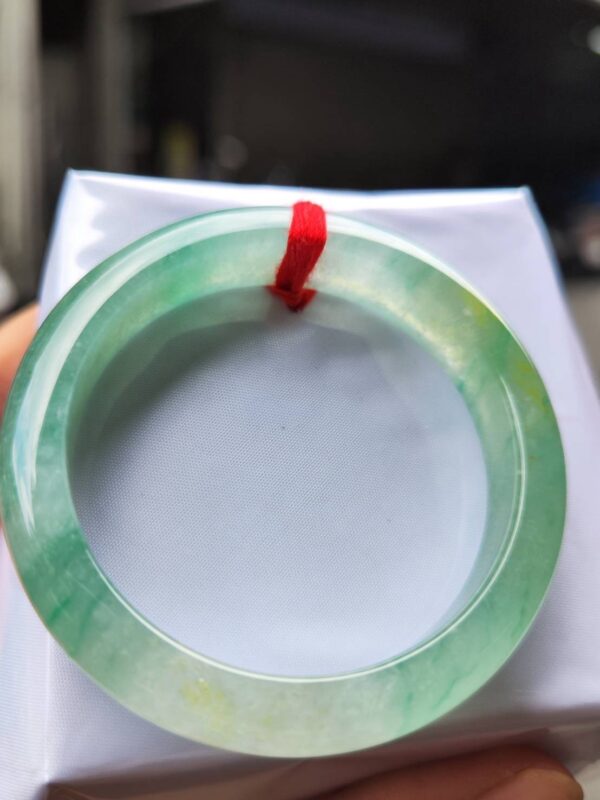 ✨ 放光玻璃種飄綠 正圈手鐲

💚 天然緬甸玉A貨