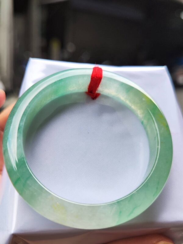 ✨ 放光玻璃種飄綠 正圈手鐲

💚 天然緬甸玉A貨