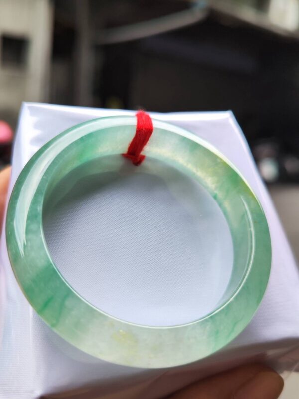 ✨ 放光玻璃種飄綠 正圈手鐲

💚 天然緬甸玉A貨