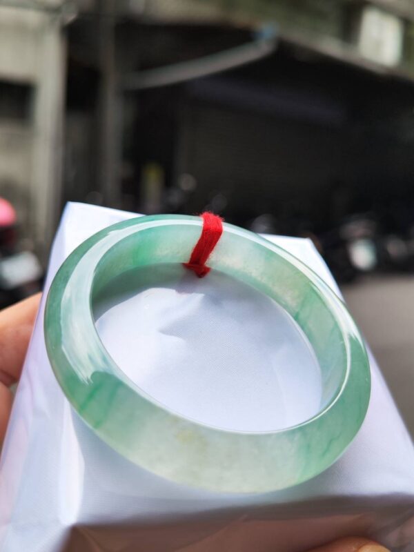 ✨ 放光玻璃種飄綠 正圈手鐲

💚 天然緬甸玉A貨