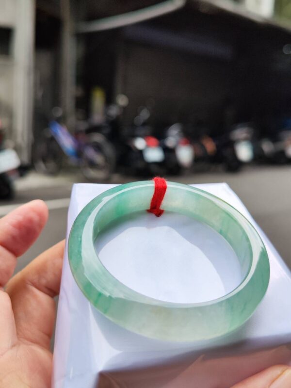 ✨ 放光玻璃種飄綠 正圈手鐲

💚 天然緬甸玉A貨