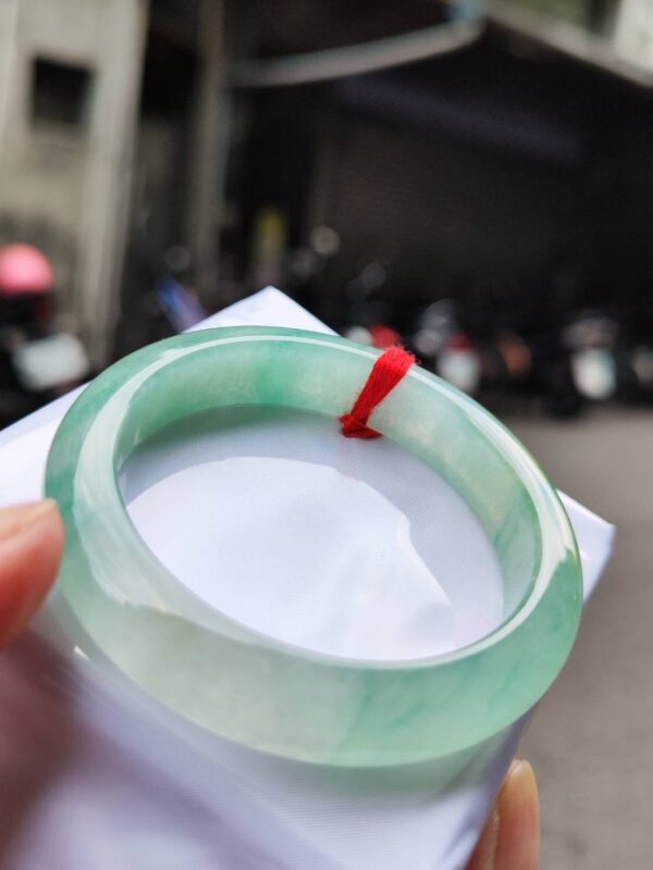 ✨ 放光玻璃種飄綠 正圈手鐲

💚 天然緬甸玉A貨