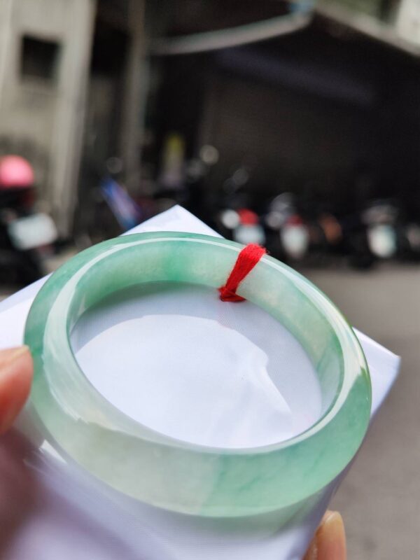 ✨ 放光玻璃種飄綠 正圈手鐲

💚 天然緬甸玉A貨