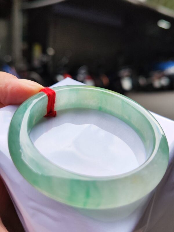 ✨ 放光玻璃種飄綠 正圈手鐲

💚 天然緬甸玉A貨