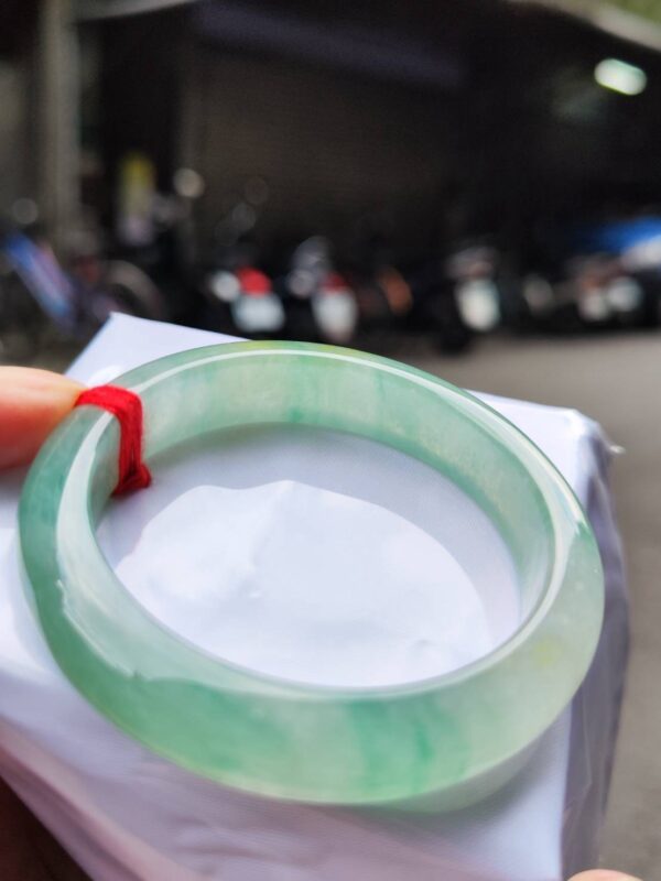 ✨ 放光玻璃種飄綠 正圈手鐲

💚 天然緬甸玉A貨