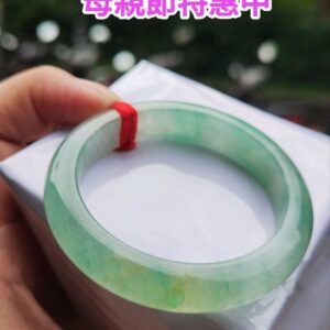 ✨ 放光玻璃種飄綠 正圈手鐲

💚 天然緬甸玉A貨