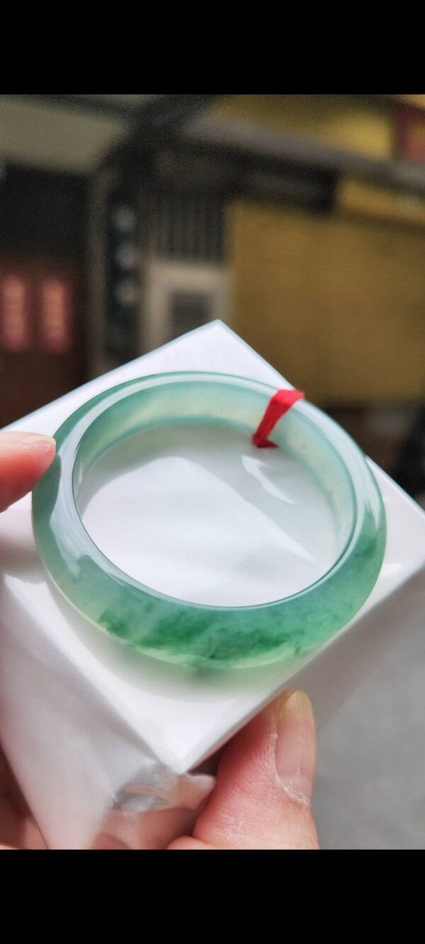 ✨ 放光玻璃種飄綠正圈手鐲 ✨
💚 天然緬甸玉A貨