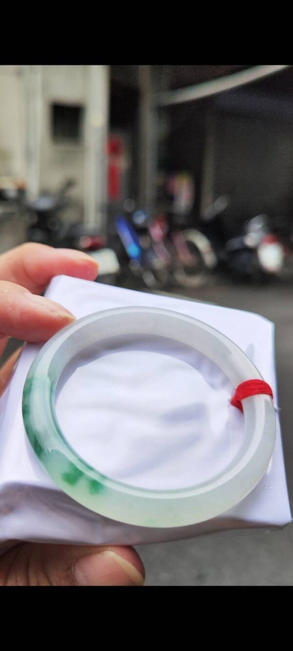 ✨ 冰種芙蓉飄綠花圓骨正圈手鐲

💚 天然緬甸玉A貨
