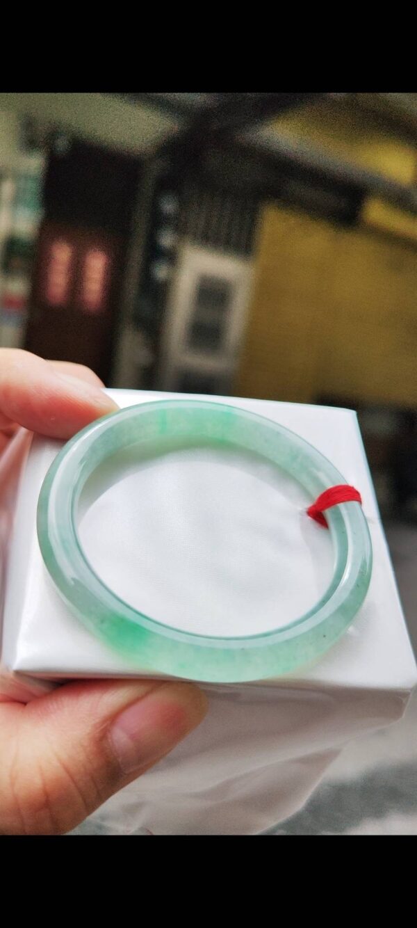 ✨  冰種飄陽綠圓骨正圈手鐲

💚 天然緬甸玉A貨