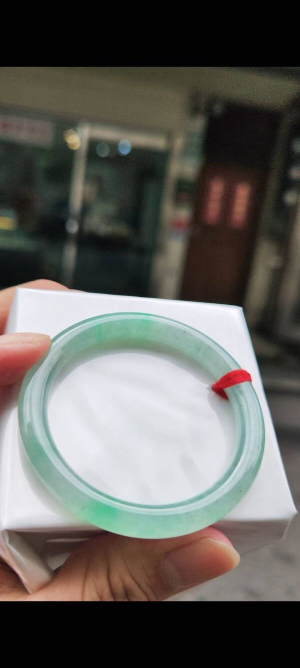 ✨  冰種飄陽綠圓骨正圈手鐲

💚 天然緬甸玉A貨