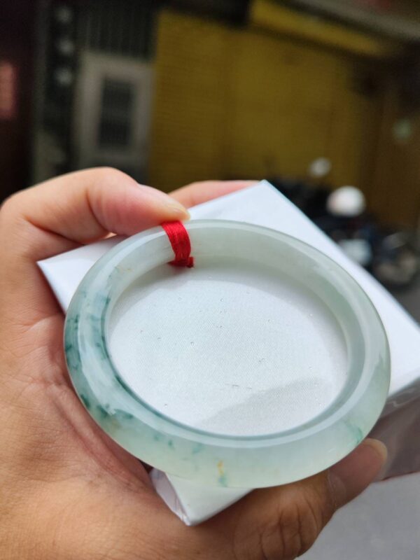 ✨  冰種飄花圓骨正圈手鐲

💚 天然緬甸玉A貨