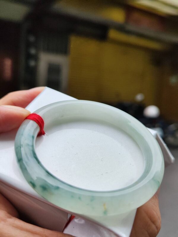 ✨  冰種飄花圓骨正圈手鐲

💚 天然緬甸玉A貨