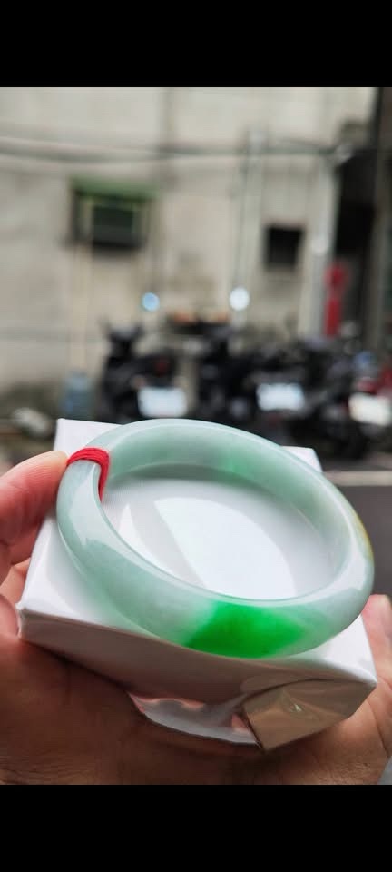 img_0671-2 三彩飄陽綠 正圈手鐲
💚 天然緬甸玉A貨