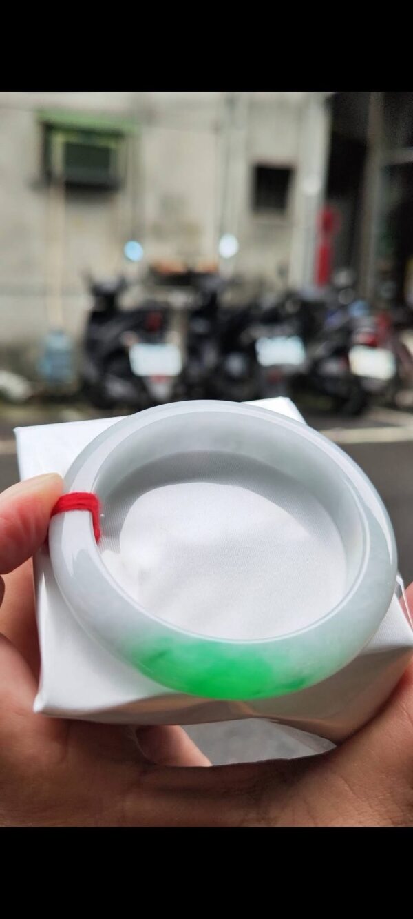 ✨   飄陽綠白底青 正圈厚庄手鐲

💚 天然緬甸玉A貨