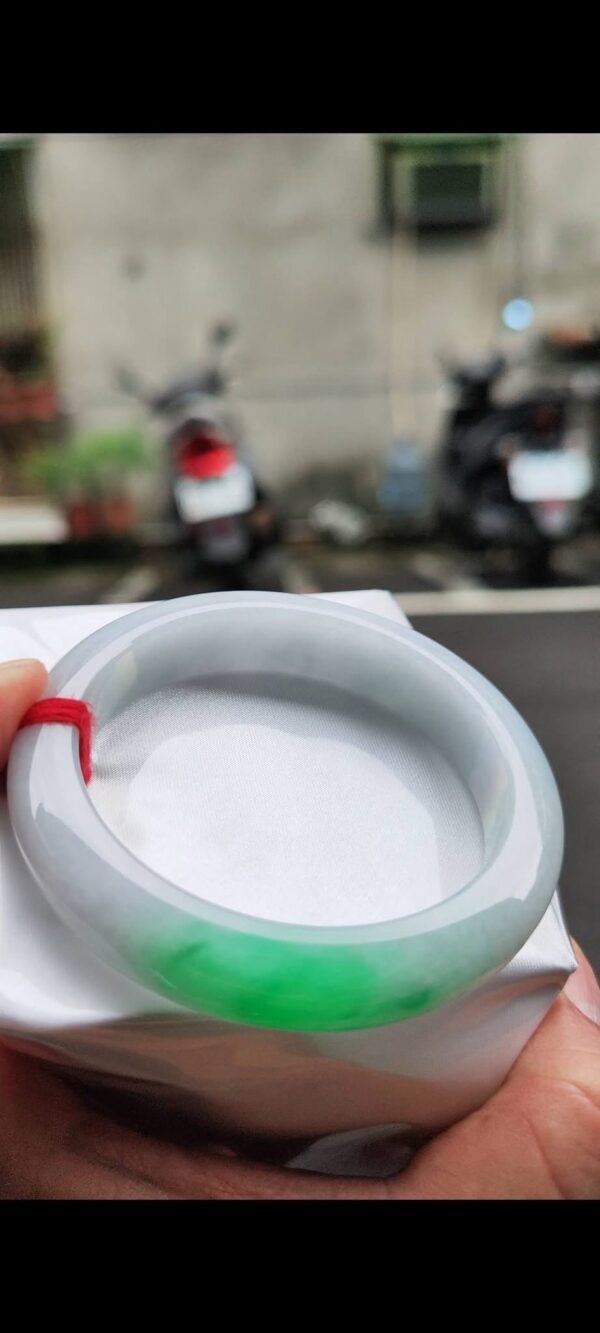 ✨   飄陽綠白底青 正圈厚庄手鐲

💚 天然緬甸玉A貨
