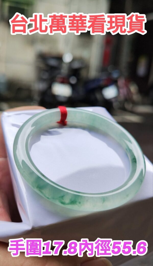 ✨ 放光玻璃種飄綠花 正圈圓骨手鐲 💚 天然緬甸玉A貨