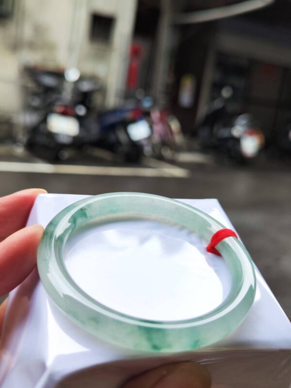 ✨ 放光玻璃種飄綠花 正圈圓骨手鐲 💚 天然緬甸玉A貨