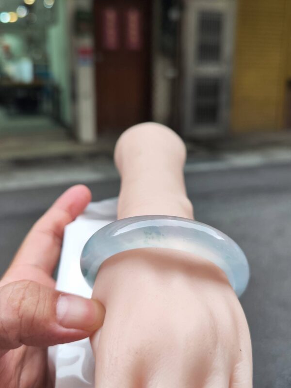 ✨ 木拿頂級放光玻璃種飄花 正圈手鐲

💚 天然緬甸玉A貨