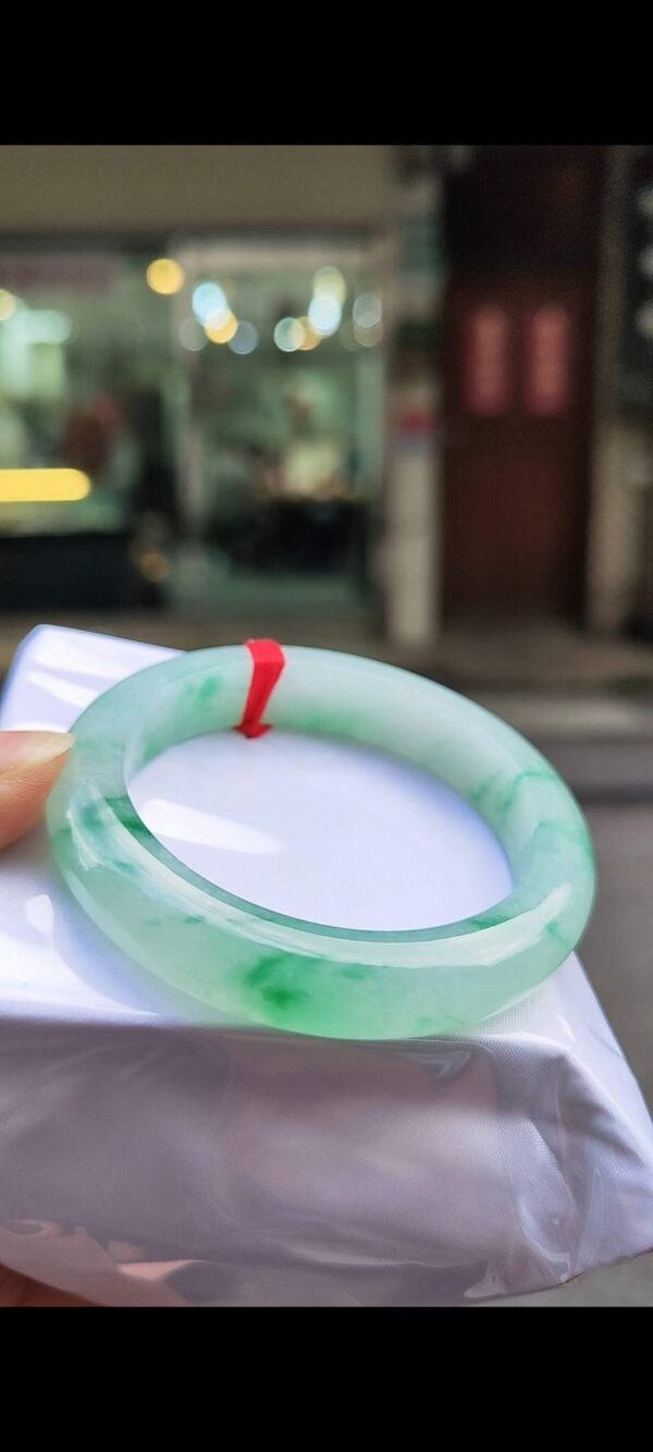 ✨    冰種飄陽綠花正圈手鐲

💚 天然緬甸玉A貨