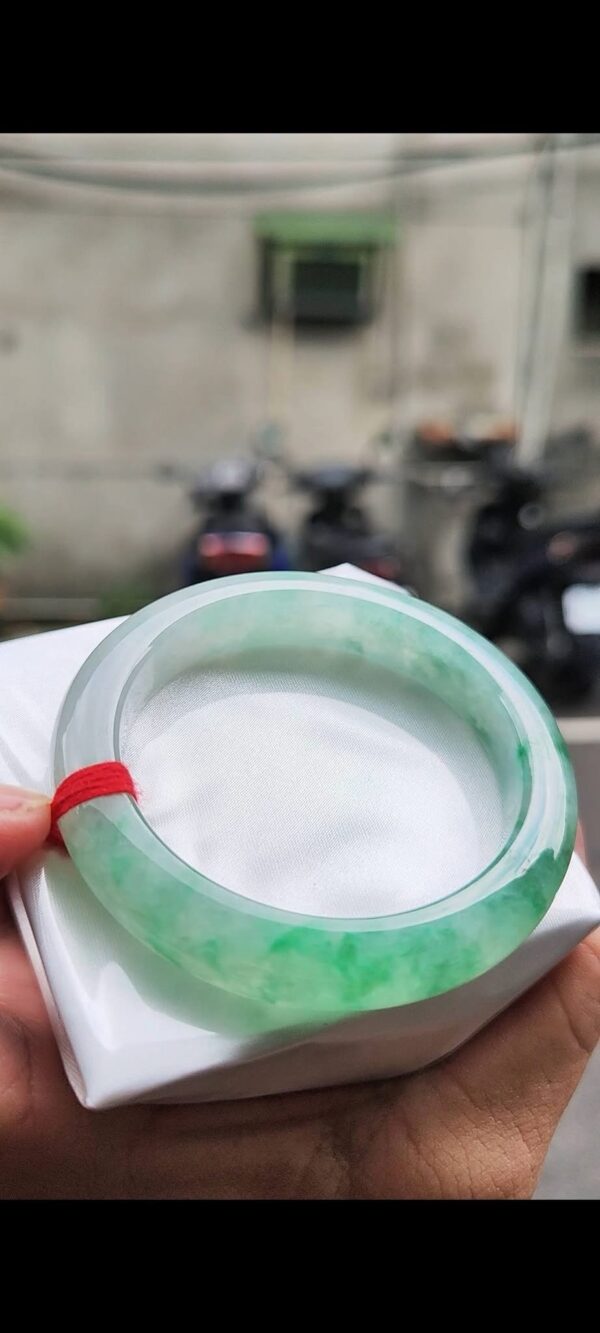 ✨  冰種飄陽綠厚庄 正圈手鐲

💚 天然緬甸玉A貨