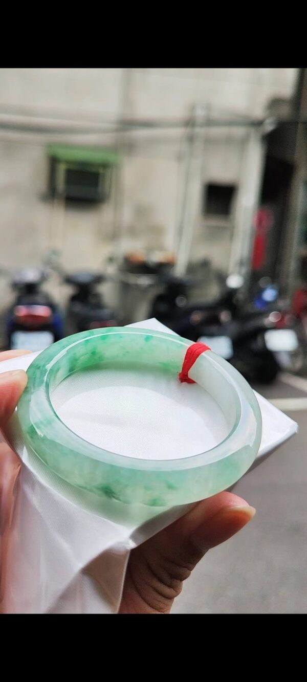 ✨  冰種飄陽綠厚庄 正圈手鐲

💚 天然緬甸玉A貨