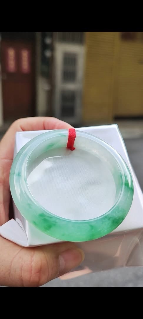✨  冰種飄陽綠厚庄 正圈手鐲

💚 天然緬甸玉A貨