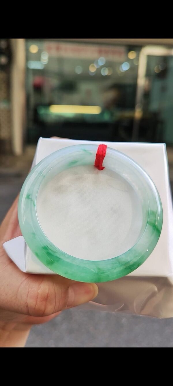 ✨  冰種飄陽綠厚庄 正圈手鐲

💚 天然緬甸玉A貨