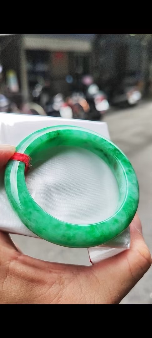 ✨  滿色陽綠正圈厚庄手鐲

💚 天然緬甸玉A貨