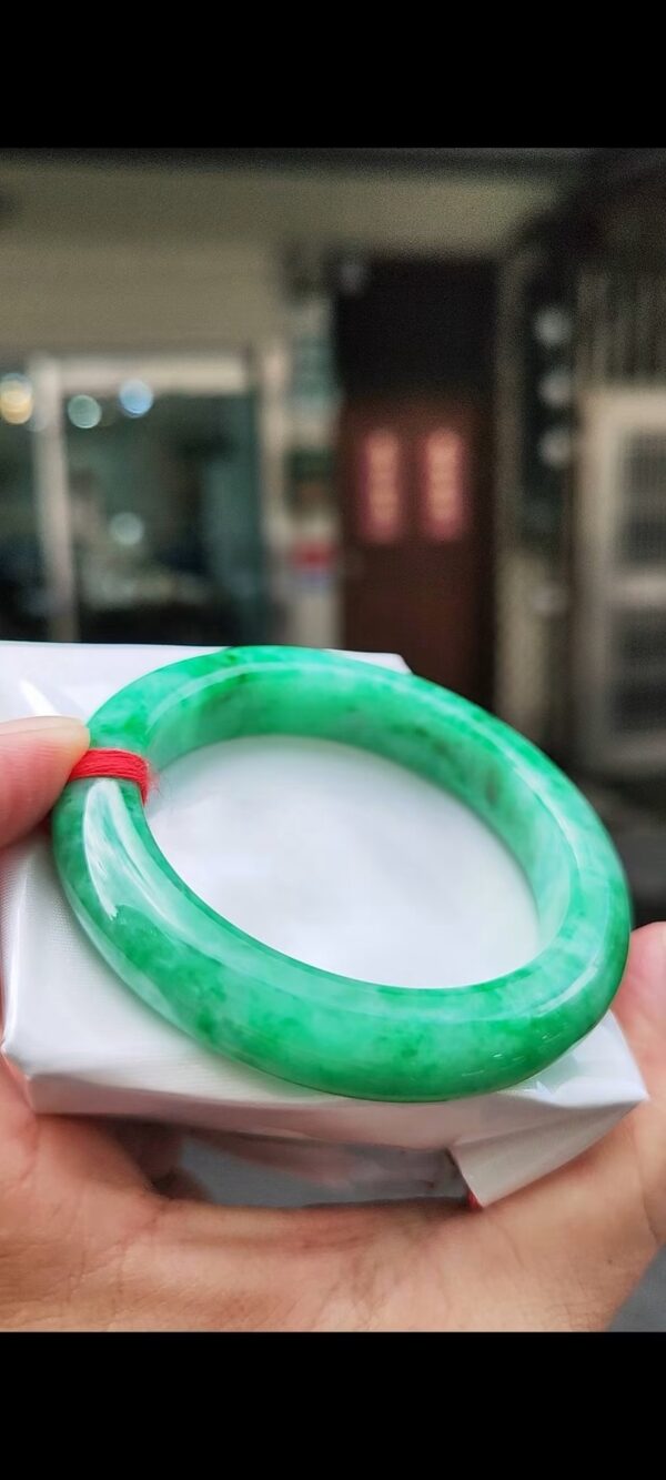 ✨  滿色陽綠正圈厚庄手鐲

💚 天然緬甸玉A貨